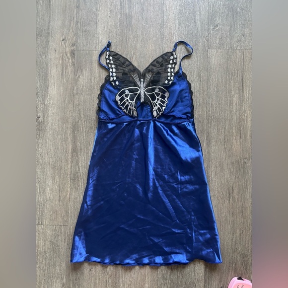 Elegant Blue Satin Nightgown with Lace Detail - Picture 4 of 5